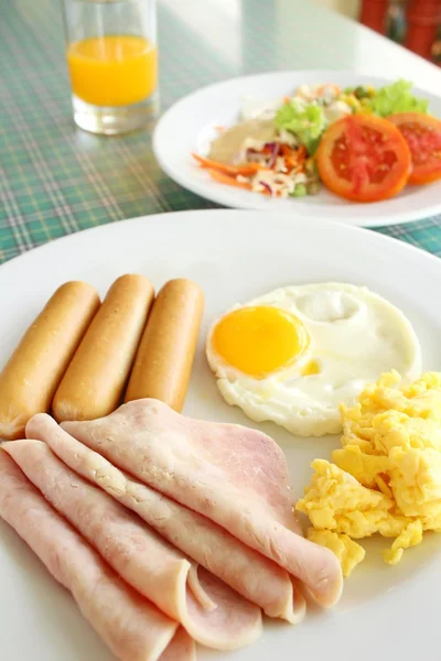 American breakfast with salad — Stock Photo, Image