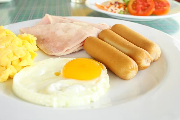 Amerikaans ontbijt met salade — Stockfoto