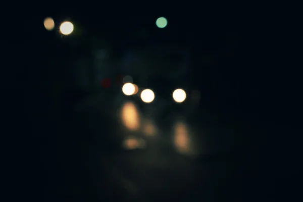 Embaçado de carro na cidade à noite — Fotografia de Stock