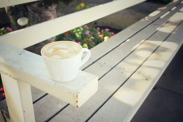 ビンテージ カフェラテ アート コーヒーの椅子の上 — ストック写真