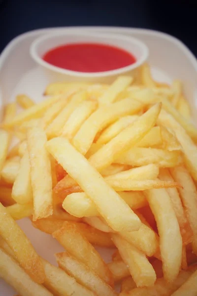 Pommes mit Ketchup — Stockfoto