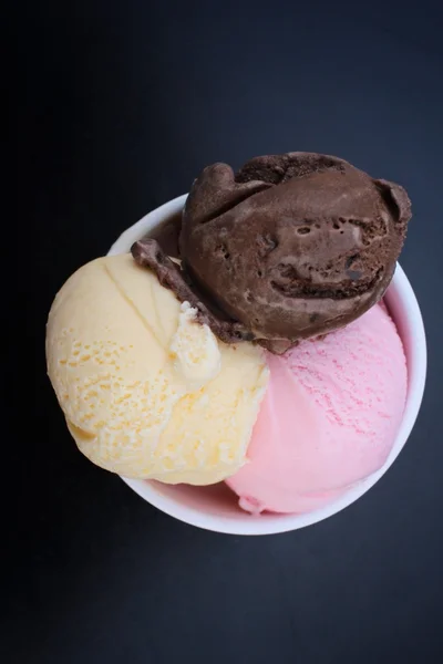 Παγωτό σοκολάτα με φράουλα και βανίλια — Φωτογραφία Αρχείου