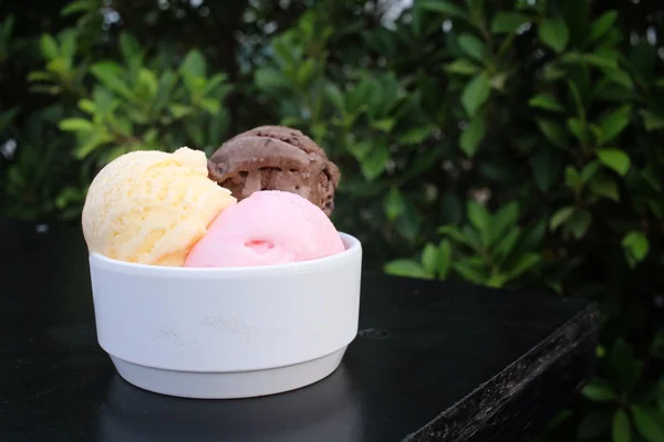 Chocolate gelado com morango e baunilha — Fotografia de Stock