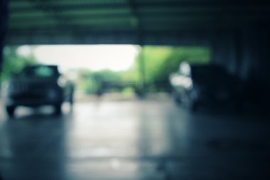 Şehirdeki araba bulanık.