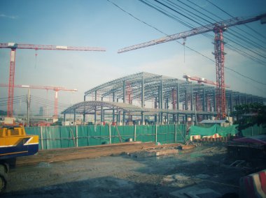 vinç ve tamamlanmamış bina