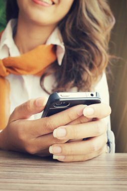 kafede akıllı telefon kullanarak iş kadını