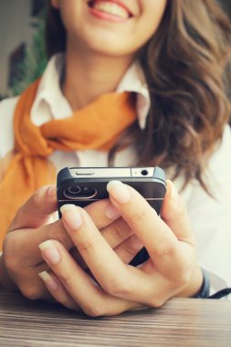 kafede akıllı telefon kullanarak iş kadını