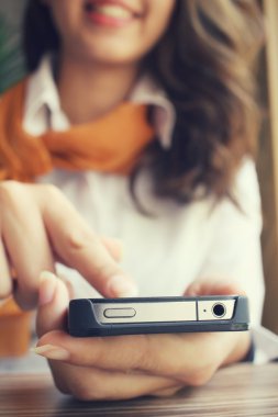 kafede akıllı telefon kullanarak iş kadını