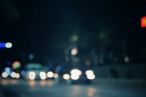 Difuminado de coche en la ciudad por la noche — Foto de Stock