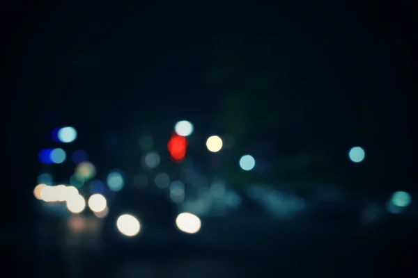 Розмита машина в місті вночі — стокове фото