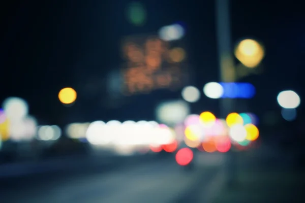 Embaçado de carro na cidade à noite — Fotografia de Stock