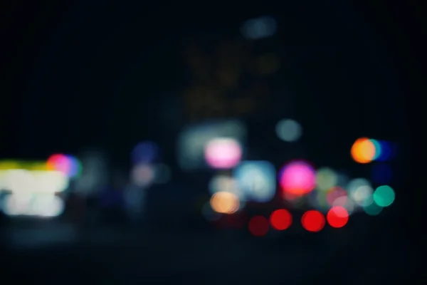 Kabur dari mobil di kota pada malam hari — Stok Foto