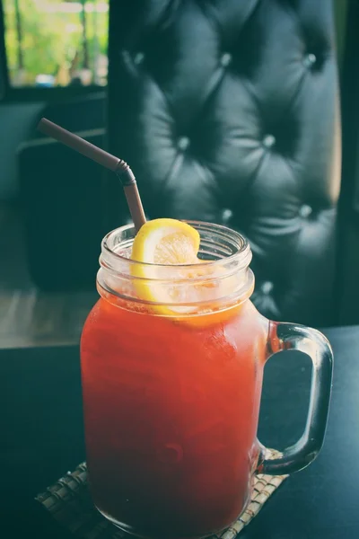 Ледяной чай с лимоном на банке — стоковое фото