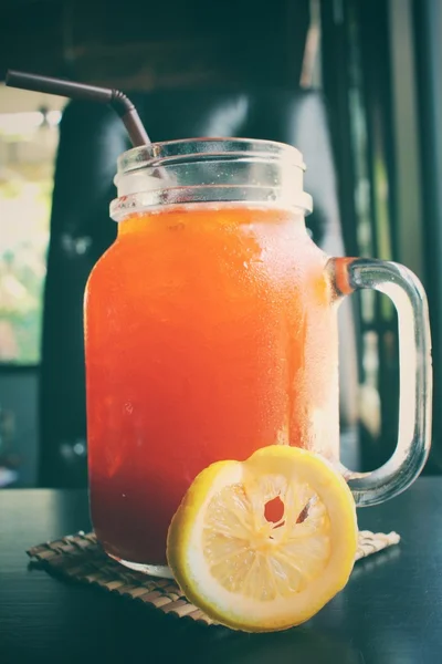 Buzlu çay limon bir jar — Stok fotoğraf