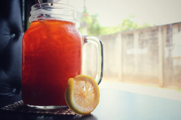 Ijs thee met citroen op een pot — Stockfoto