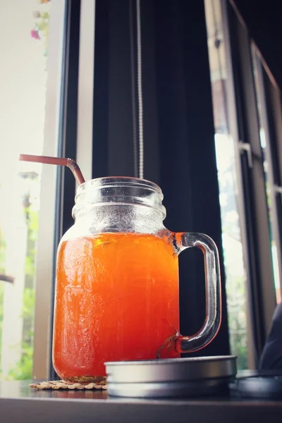 Té helado con limón en un frasco —  Fotos de Stock