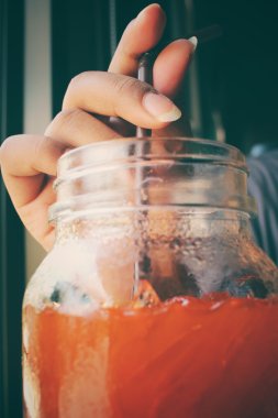 bir kavanoz buz çay içme kadın