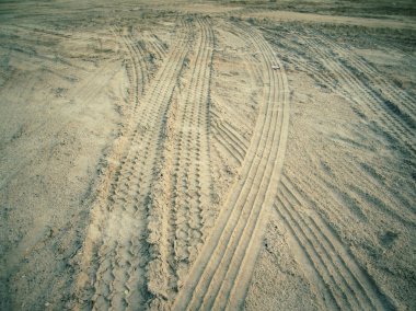 Topraktaki tekerlek izleri.