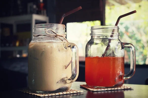 Iced coffee and tea at cafe — Stock Photo, Image