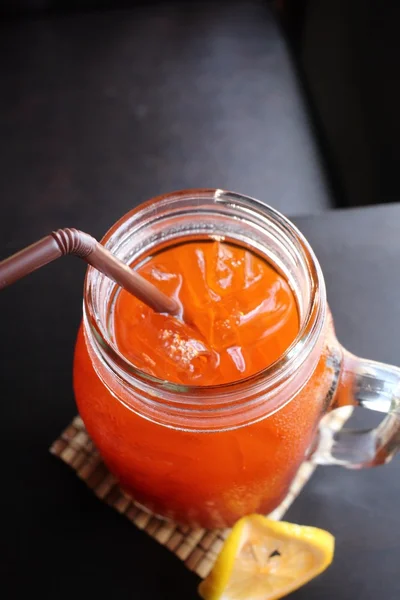 Tè freddo con limone su un vaso — Foto Stock