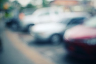 Yoldaki araba bulanık.