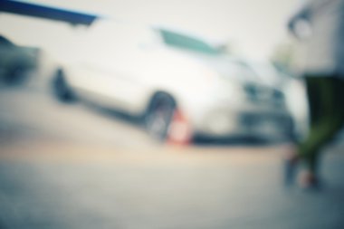 Yoldaki araba bulanık.