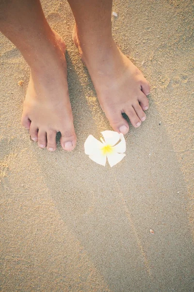 Voeten op het strand — Stockfoto