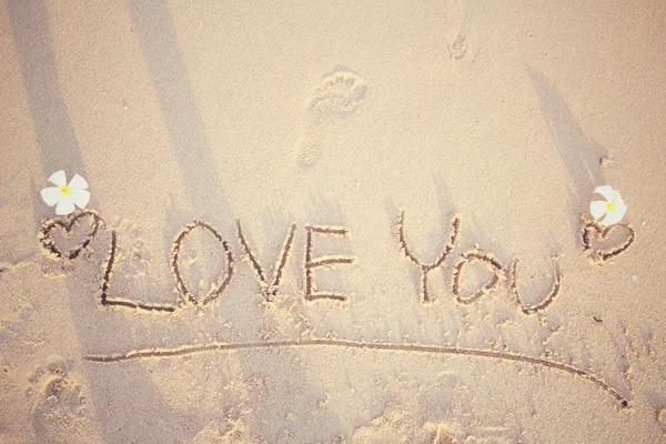 La parola amore che hai scritto nella sabbia sulla spiaggia — Foto Stock