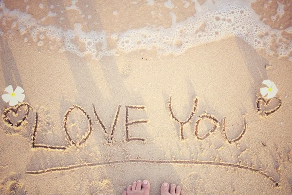 Selfie slova Miluji tě v písku na pláži — Stock fotografie