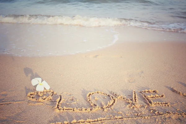 해변에서 모래에 작성 된 단어 사랑 — 스톡 사진