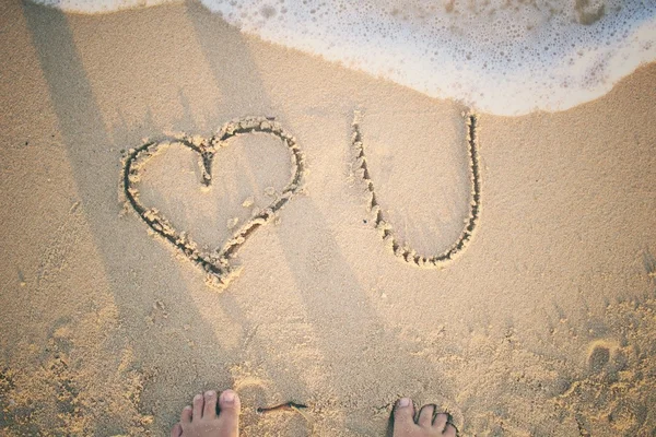Селфи слова "любовь", написанного на пляже в песке — стоковое фото