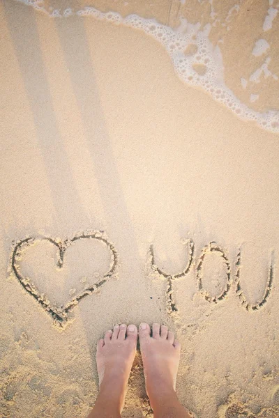 Selfie av ordet hjärta du skrivit i sanden på stranden — Stockfoto