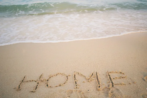 Слово "дом", написанное песком на пляже — стоковое фото