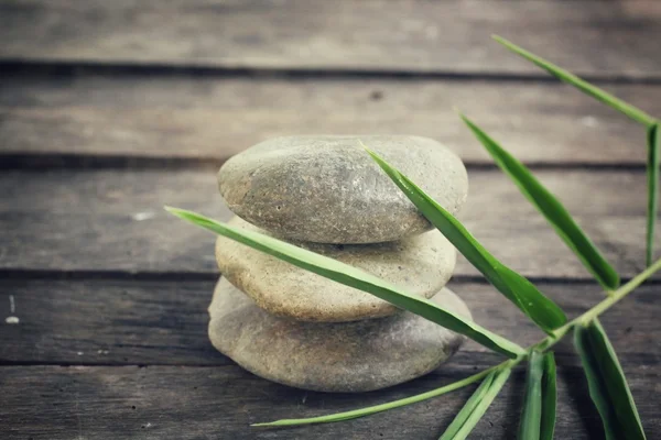 Spa stenen met bamboe blad — Stockfoto