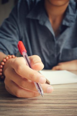 kadın kalem kağıda yazı ile