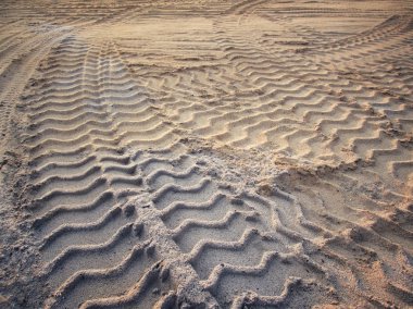 Topraktaki tekerlek izleri.