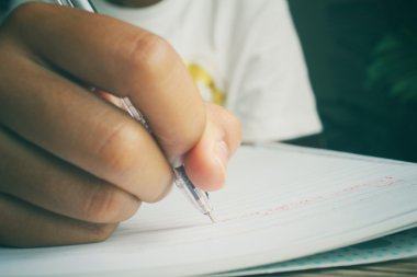 kadın kalem kağıda yazı ile