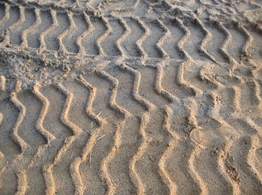 Topraktaki tekerlek izleri.