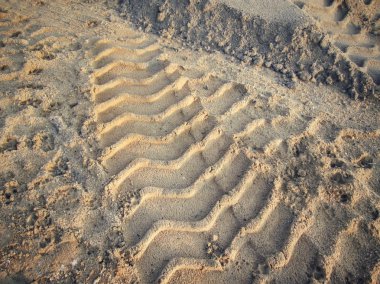 Topraktaki tekerlek izleri.