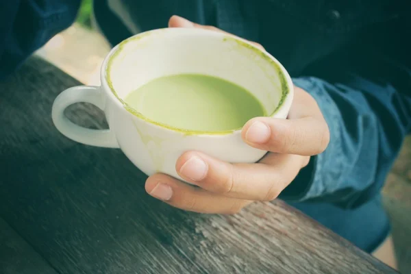 緑茶と牛乳を飲む — ストック写真
