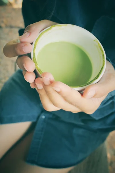 Minum teh hijau dan susu — Stok Foto
