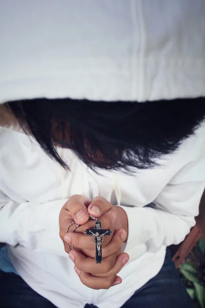Σταυρός του χέρια, προσεύχεται με — Φωτογραφία Αρχείου