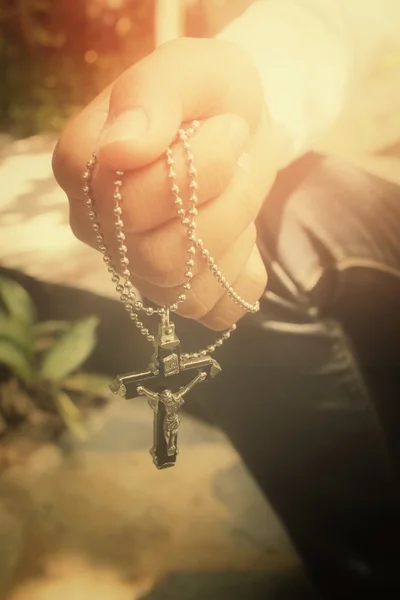 Hände beten mit Kreuz — Stockfoto