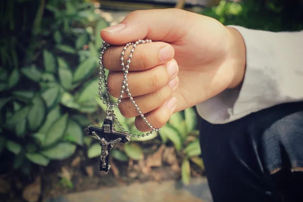 Hände beten mit Kreuz — Stockfoto