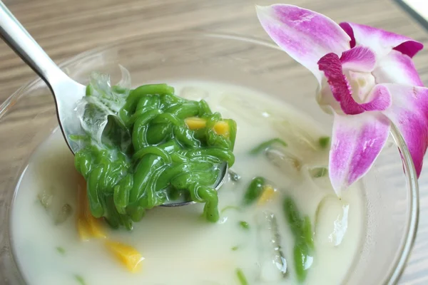 Hidangan penutup mie hijau dengan santan kelapa — Stok Foto