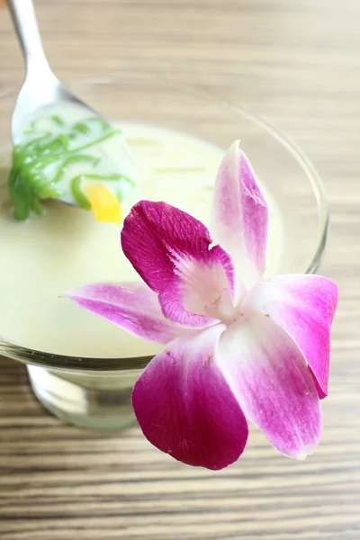 Sobremesa de macarrão verde com leite de coco — Fotografia de Stock