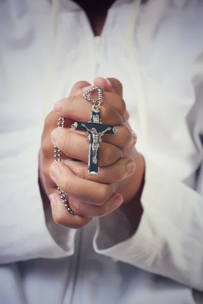 Manos rezando con cruz —  Fotos de Stock