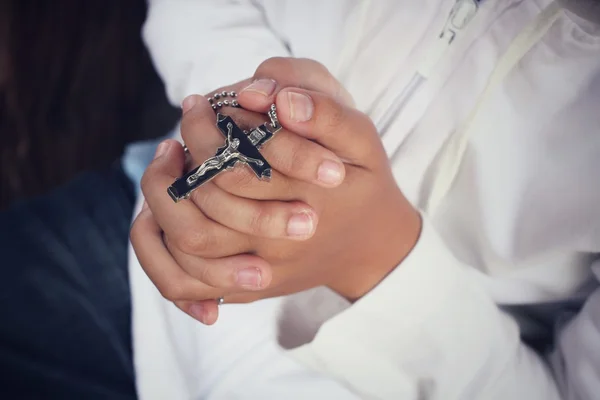 Ruce se modlí s kříž — Stock fotografie