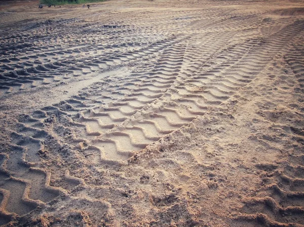 Huellas de ruedas en el suelo. — Foto de Stock