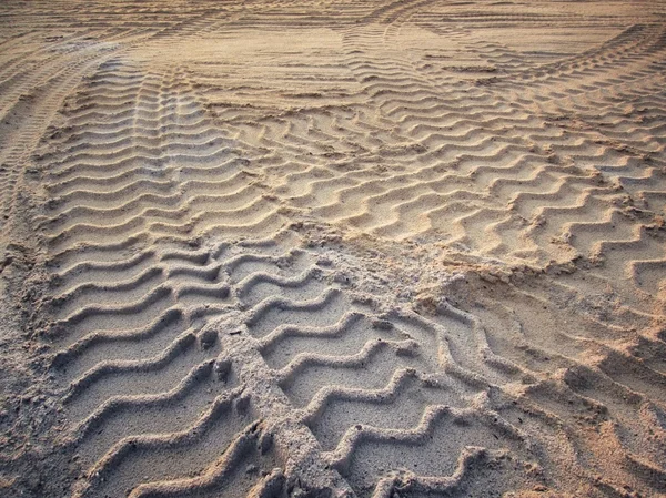 Pistes de roues sur le sol. — Photo